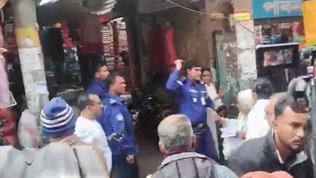 যশোরে লিফলেট বিতরণকালে বিএনপিকর্মীদের ওপর পুলিশের লাঠিচার্জ