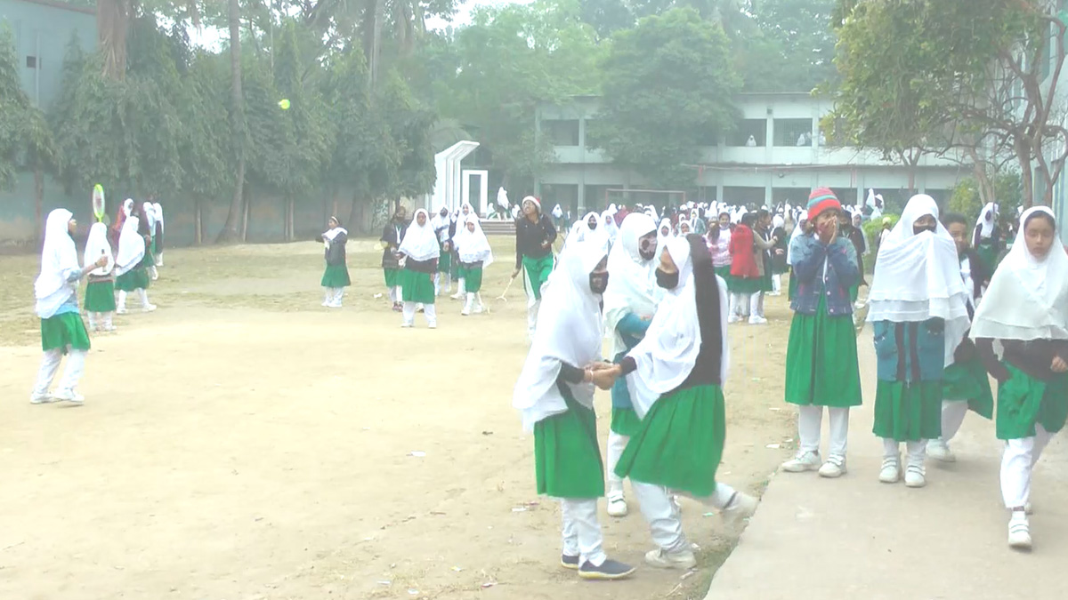 চুয়াডাঙ্গায় ৯.৫ ডিগ্রিতেও চলছে স্কুল