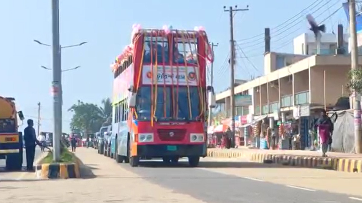 মেরিন ড্রাইভে ছাদখোলা দ্বিতল ট্যুরিস্ট বাসের যাত্রা শুরু