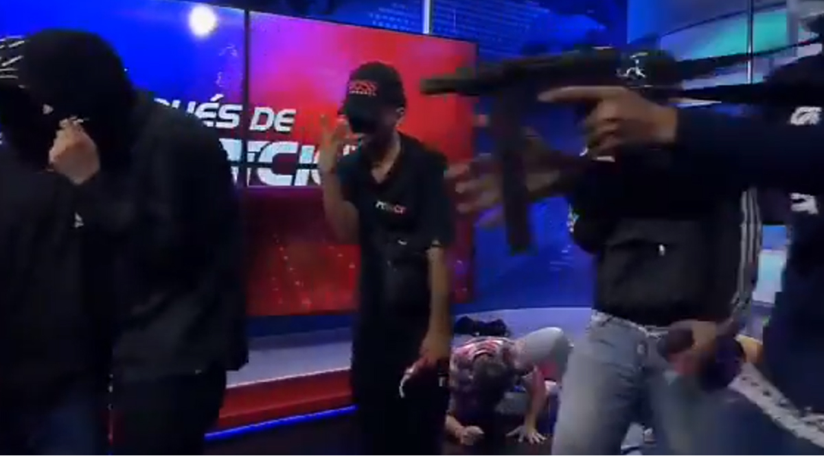 সরাসরি সম্প্রচার চলাকালে টেলিভিশন স্টেশনে ঢুকে পড়লো একদল বন্দুকধারী