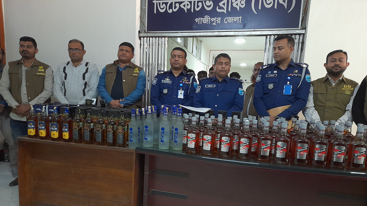 গাজীপুরে বিপুল পরিমাণ বিদেশি মদসহ গ্রেফতার ৬