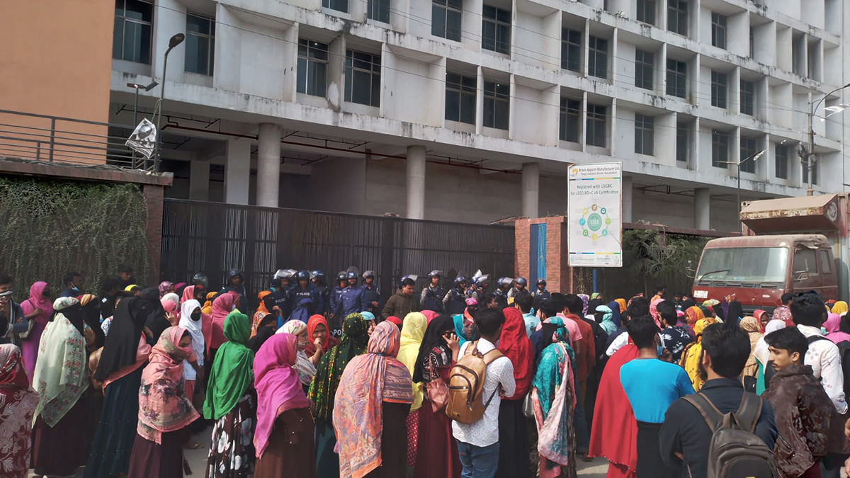 টঙ্গীতে নতুন মজুরি কাঠামোতে বেতন পরিশোধের দাবিতে শ্রমিকদের বিক্ষোভ