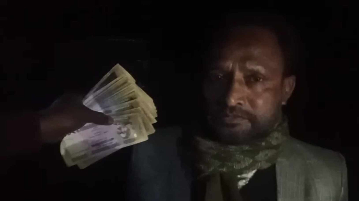 জামালপুরে টাকা নেয়ার সময় ধরা খেলেন সহকারী প্রিজাইডিং অফিসার