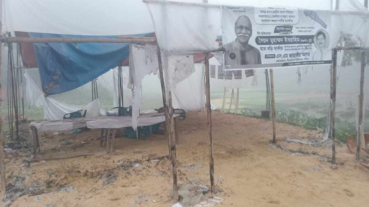 কক্সবাজার-১: পাহারাদারকে বেঁধে কল্যাণ পার্টির চেয়ারম্যানের অফিস ভাঙচুর, আগুন