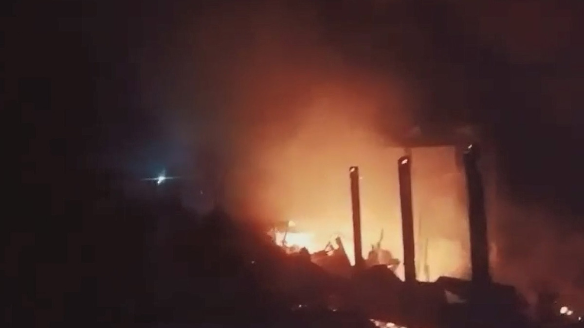 মাদারীপুরে আগুনে পুড়ে ছাই ৭ দোকান