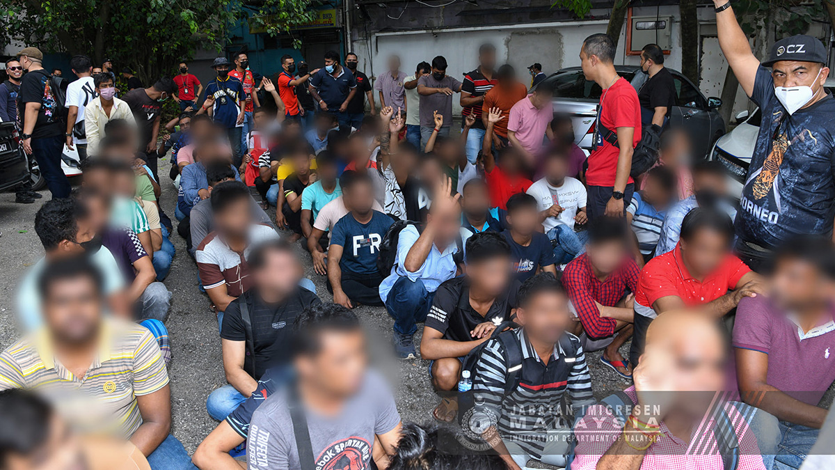 মালয়েশিয়ায় বাংলাদেশিসহ শতাধিক অভিবাসী আটক
