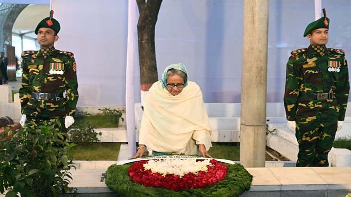 জাতির পিতার প্রতিকৃতিতে প্রধানমন্ত্রীর শ্রদ্ধা