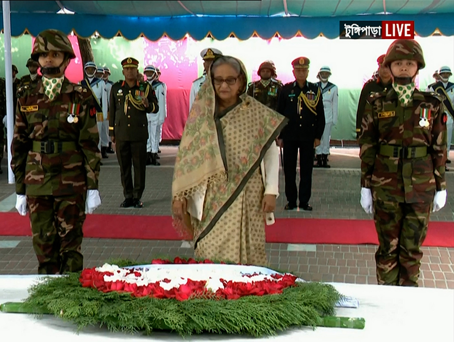 টুঙ্গিপাড়া পৌঁছেছেন প্রধানমন্ত্রী