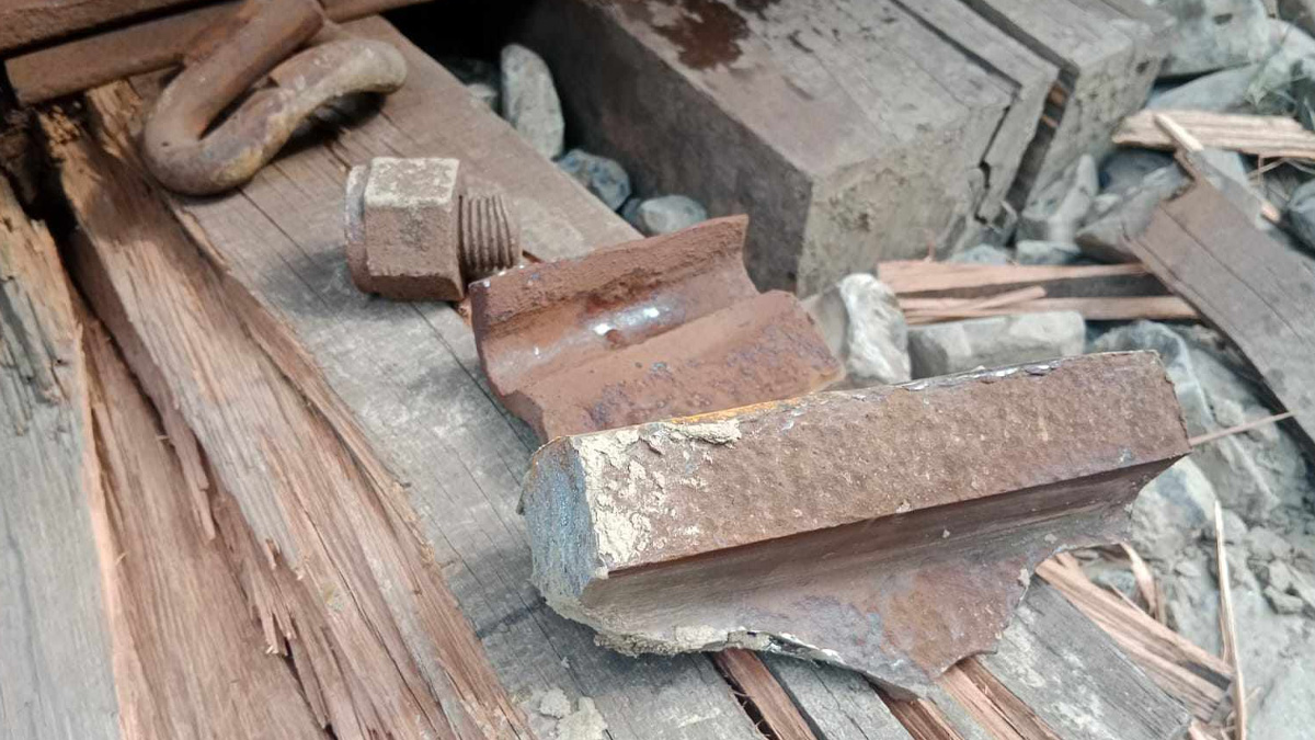 রাজশাহীতে ভেঙে গেছে রেললাইন, সারাদেশের সাথে রেল যোগাযোগ বন্ধ