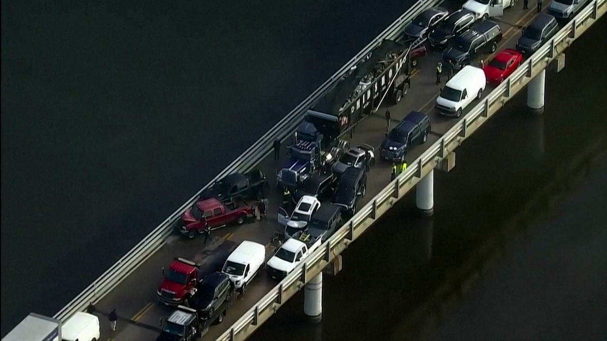 যুক্তরাষ্ট্রে একসাথে ৪৩টি গাড়ির সংঘর্ষ!