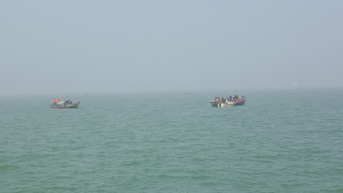 ভোলায় ট্রলারডুবিতে বাবা-ছেলে নিখোঁজ