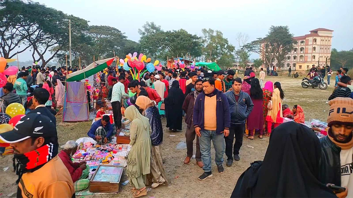 আখাউড়ায় ‘পৌষ মেলা’য় মানুষের ঢল