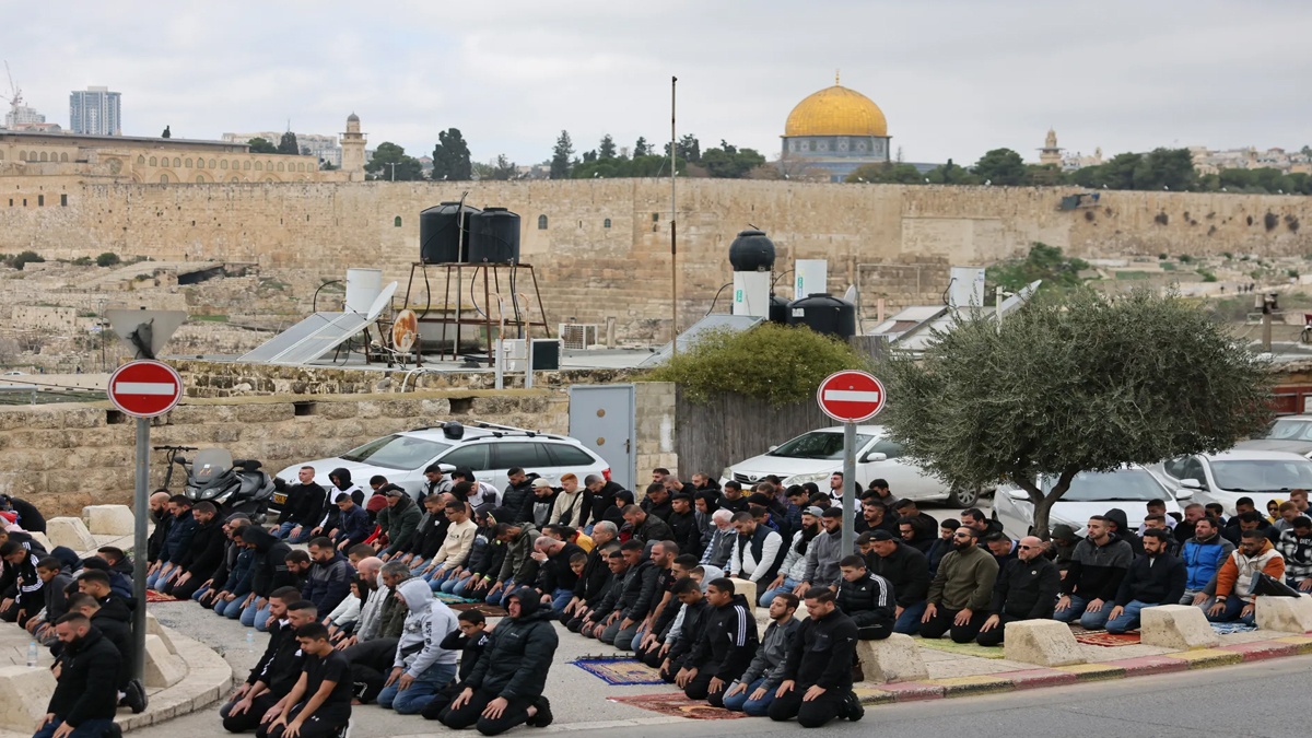 আল আকসা মসজিদে প্রবেশে বাধা, রাস্তায় জুম্মার নামাজ আদায় ফিলিস্তিনিদের