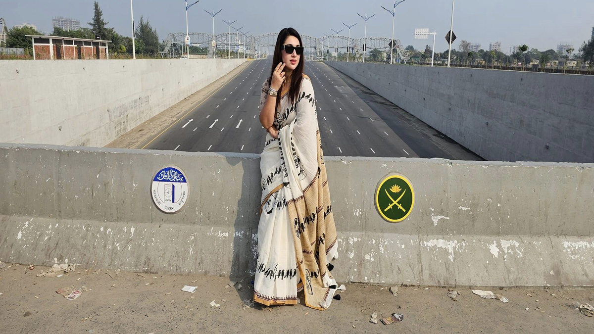 ভোট দিয়ে ৩০০ ফিট ঘুরে এলেন অপু বিশ্বাস