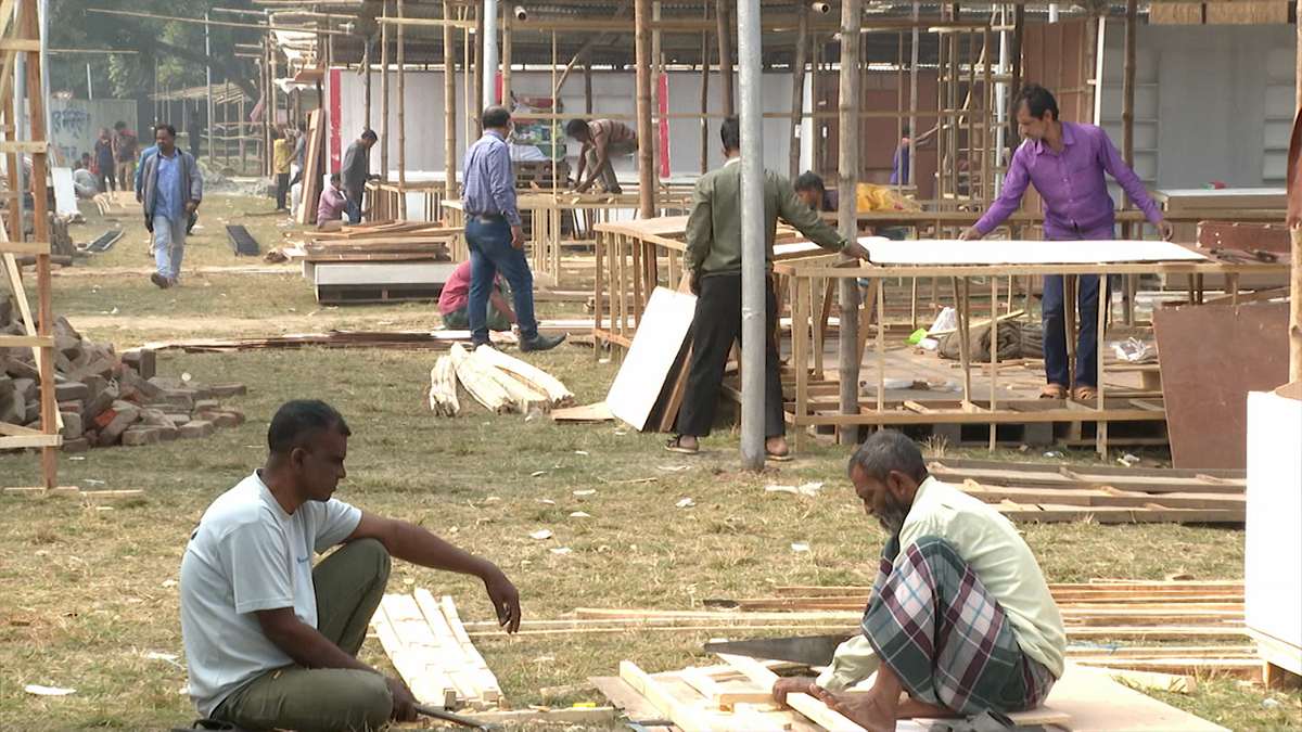 বইমেলা: স্টল নির্মাণসহ চলছে শেষ সময়ের প্রস্তুতি