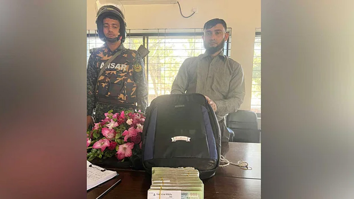 ভোটারদের বিলির জন্য টাকাভর্তি ব্যাগ নিয়ে ধরা পড়লেন ম্যাজিস্ট্রেটের হাতে