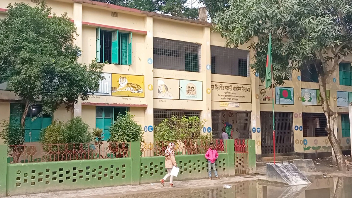 শীতের কারণে চুয়াডাঙ্গায় মাধ্যমিক বিদ্যালয় বন্ধ; প্রাথমিক খোলা!