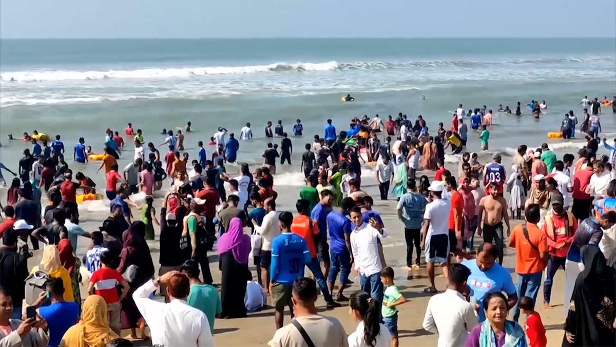 ভোটের পর ছুটির দিনে কক্সবাজারে পর্যটকের ঢল