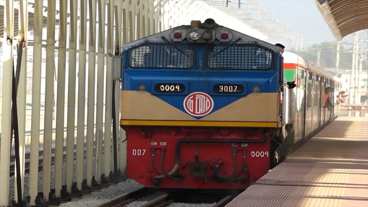 কক্সবাজারগামী ‘পর্যটক এক্সপ্রেস’ ট্রেনের ধাক্কায় কৃষকের মৃত্যু