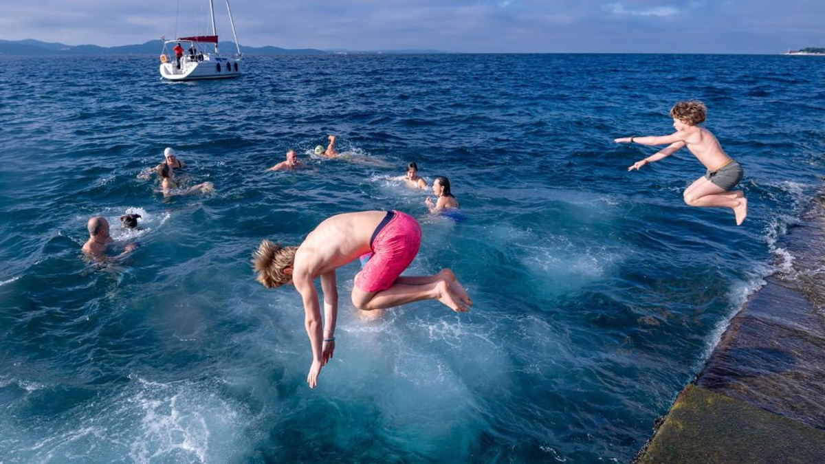 হিম শীতল জলে সাঁতার কেটে নতুন বছর শুরু ক্রোয়াটদের