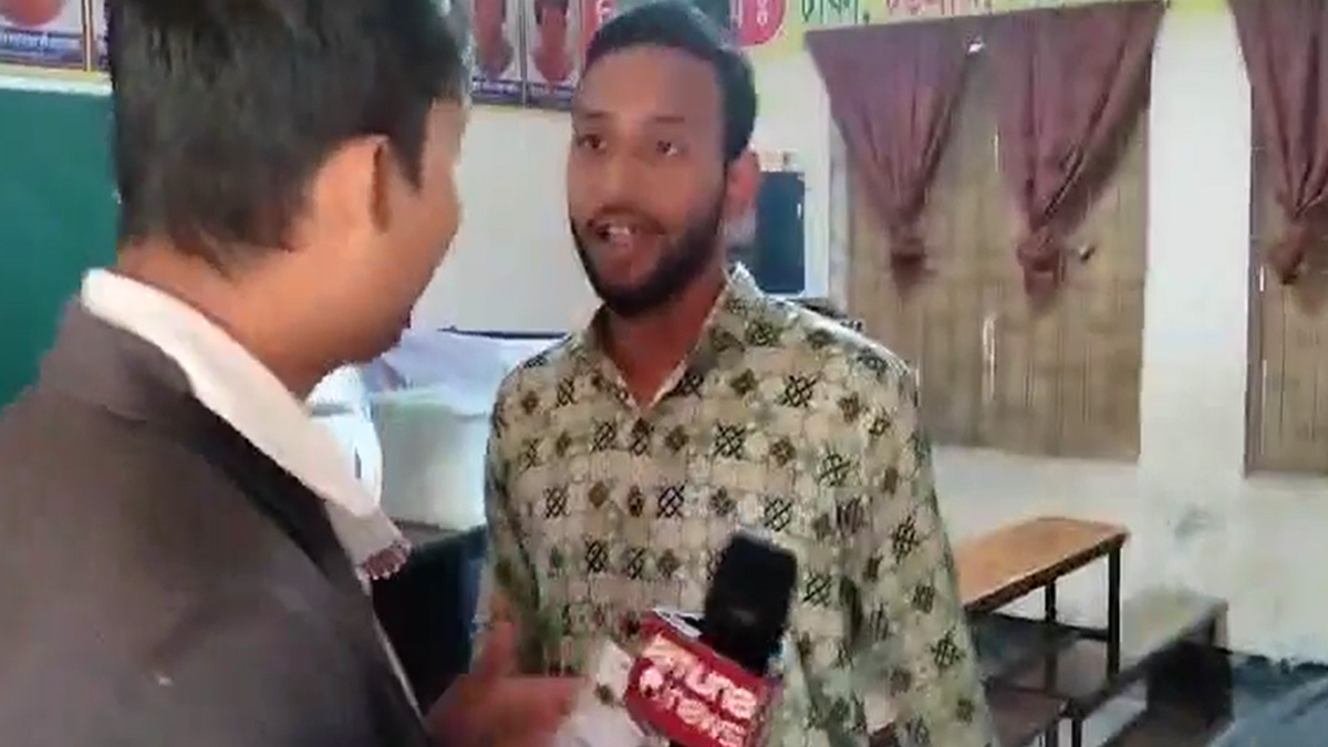 অন্যের স্লিপে জালভোট দেয়ার সময় যমুনা টিভির কাছে ধরা