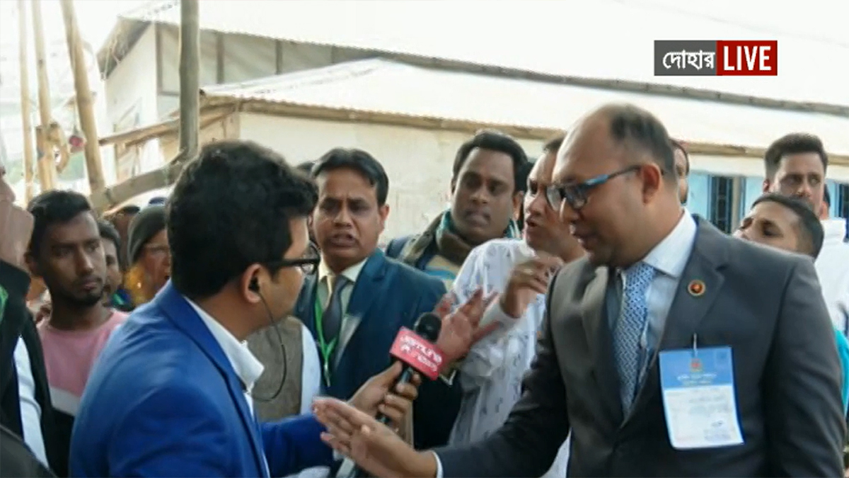 ঢাকা-১: নৌকায় জাল ভোট দেয়ার চেষ্টা, সাংবাদিক ভিডিও নেয়ায় চড়াও