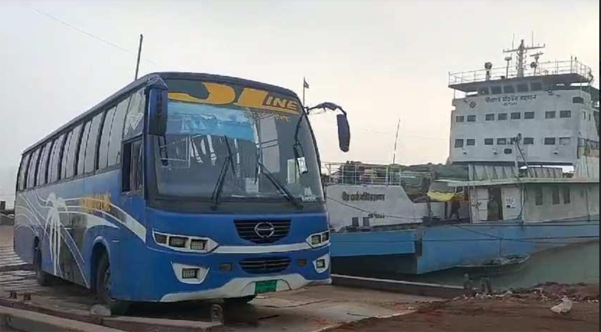 ঘন কুয়াশায় সাড়ে ৮ ঘণ্টা পর দৌলতদিয়া-পাটুরিয়া নৌরুটে ফেরি চলাচল শুরু