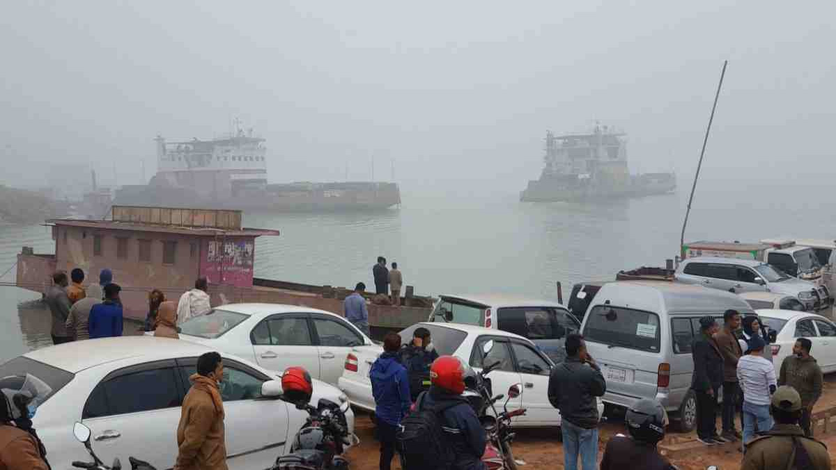 কুয়াশার ঘোর কেটেছে, দৌলতদিয়া-পাটুরিয়ায় ফেরি চলাচল শুরু