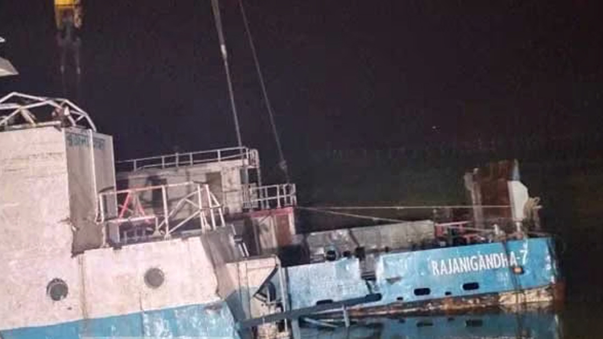 অবশেষে উদ্ধার হলো ডুবে যাওয়া ফেরি