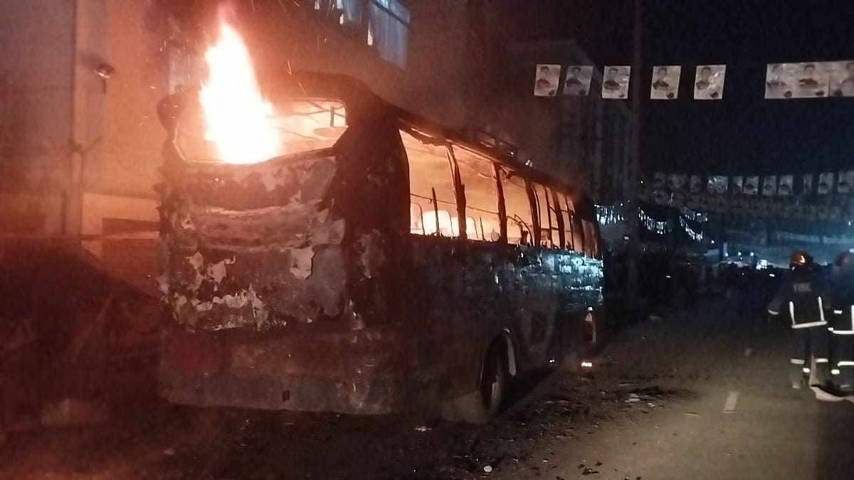 চট্টগ্রাম ও ময়মনসিংহে গাড়িতে আগুন