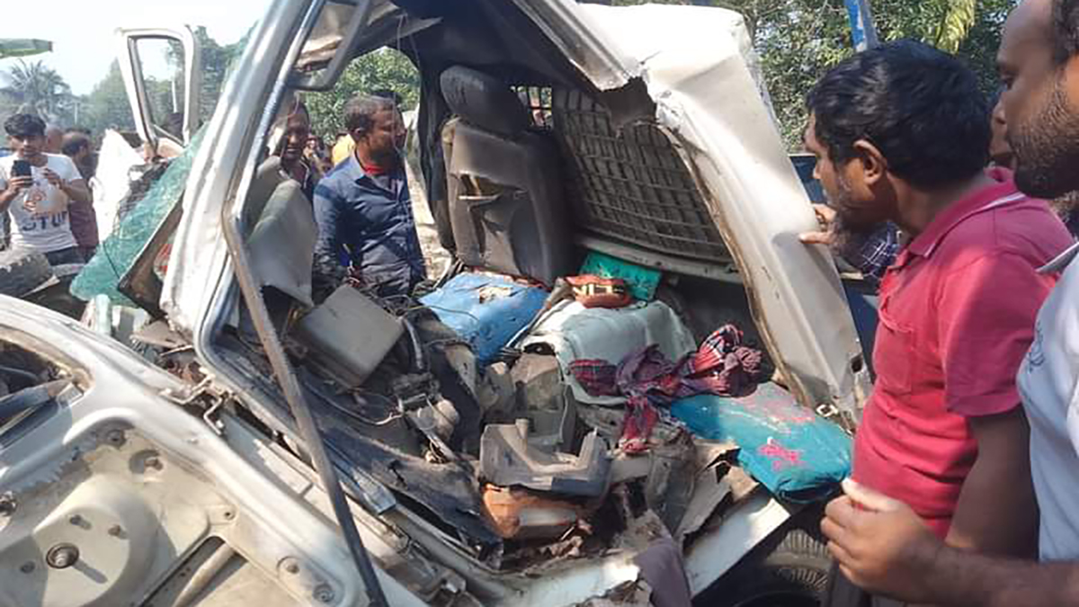 গাইবান্ধায় বিজিবির পিকআপ ও বাসের মুখোমুখি সংঘর্ষ, আহত ৮