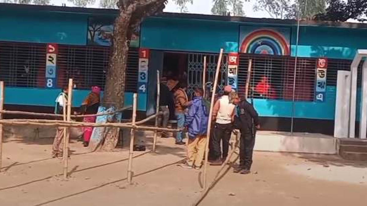 গাইবান্ধার পলাশবাড়িতে ভোট কেন্দ্রে হামলা, ককটেল বিস্ফোরণ-গাড়ি ভাঙচুর