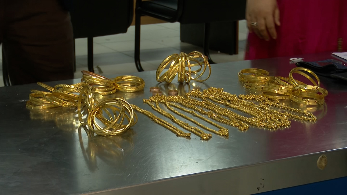 বিমানের সিটের নিচে মিললো সাড়ে চার কেজি স্বর্ণ