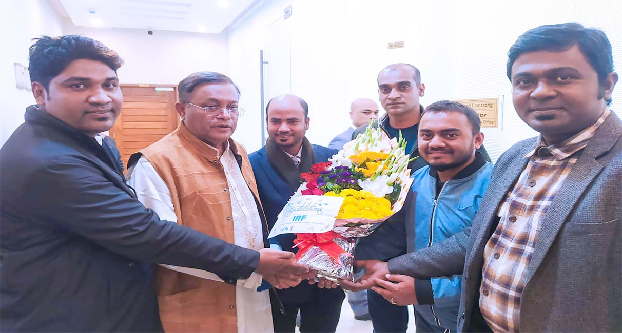 পররাষ্ট্রমন্ত্রীকে ফুল দিয়ে শুভেচ্ছা জানালো আইআরএফ