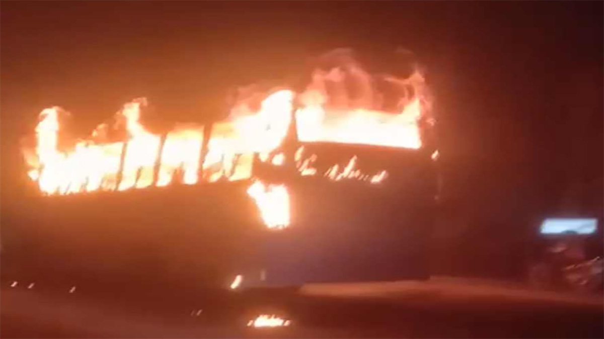 যশোরে চলন্ত স্কুলবাসে আগুন