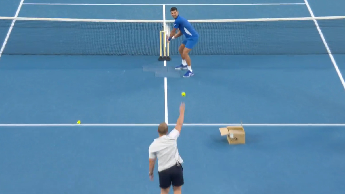 স্মিথের বল ছক্কা মেরে গ্যালারিতে ফেললেন জোকোভিচ