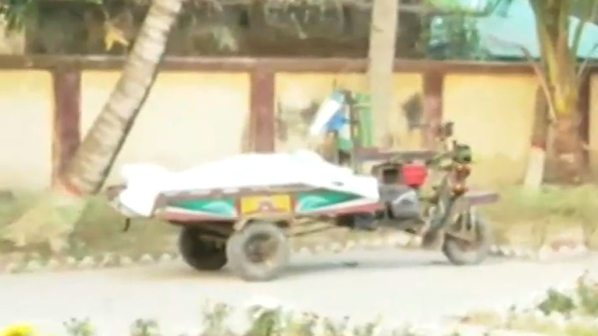 খুলনায় বিছানায় পড়েছিল দুই শিশুর মরদেহ, আড়ায় ঝুলছিলেন মা