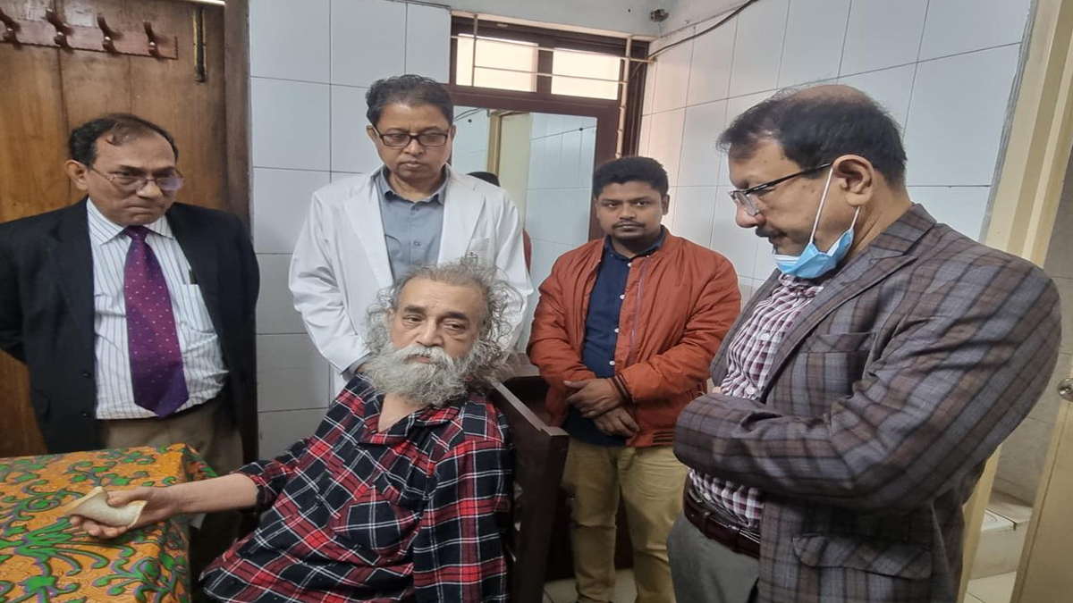 কবি অসীম সাহাকে দেখতে হাসপাতালে কামাল চৌধুরী