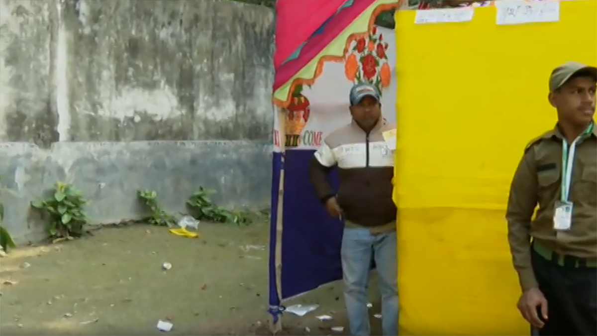 ঢাকা-১: বুথের বাইরে বসে নৌকায় সিল মারছিলেন কর্মীরা