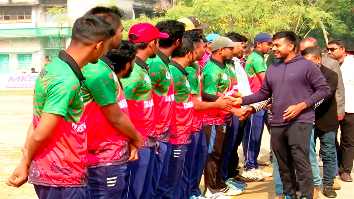 বাল্যকালের খেলার মাঠে ২৮ দলের ক্রিকেট টুর্নামেন্ট আয়োজন মিরাজের