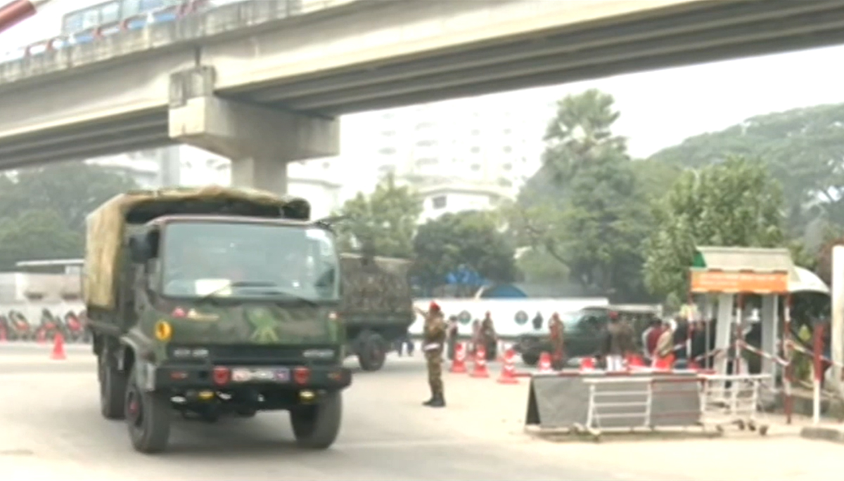 মাঠে নামলো সশস্ত্র বাহিনী