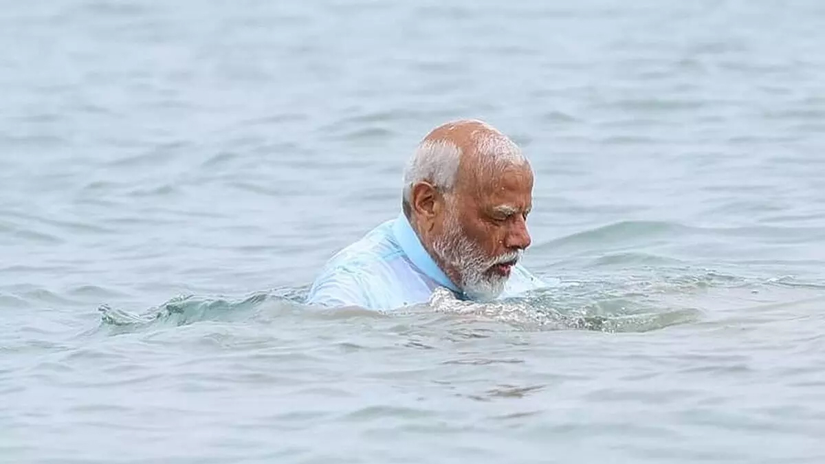 সাগরে মোদির ‘পবিত্র ডুব’