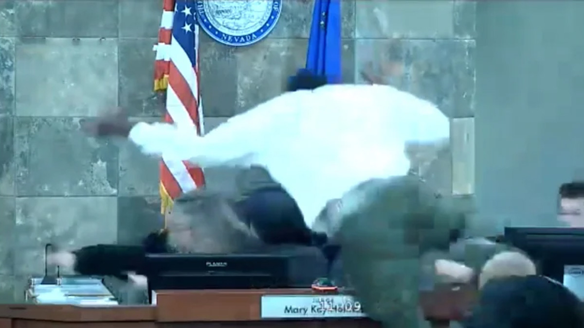 লাস ভেগাসে সাজা ঘোষণার সময় বিচারকের ওপর হামলা