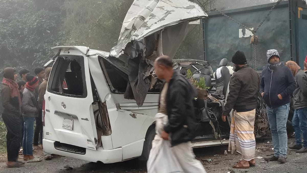 পাবনায় বাস-মাইক্রোবাসের মুখোমুখি সংঘর্ষে নিহত ২