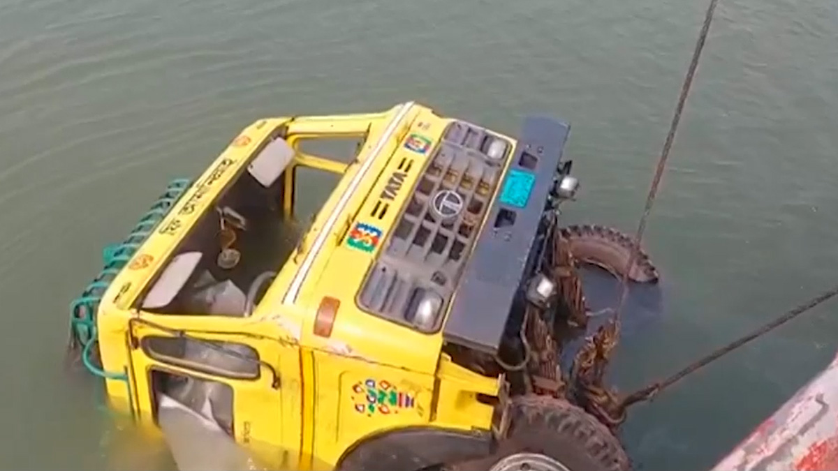 পাটুরিয়ায় ফেরি ডুবি; এখনও নিখোঁজ সেকেন্ড ড্রাইভার হুমায়ুন