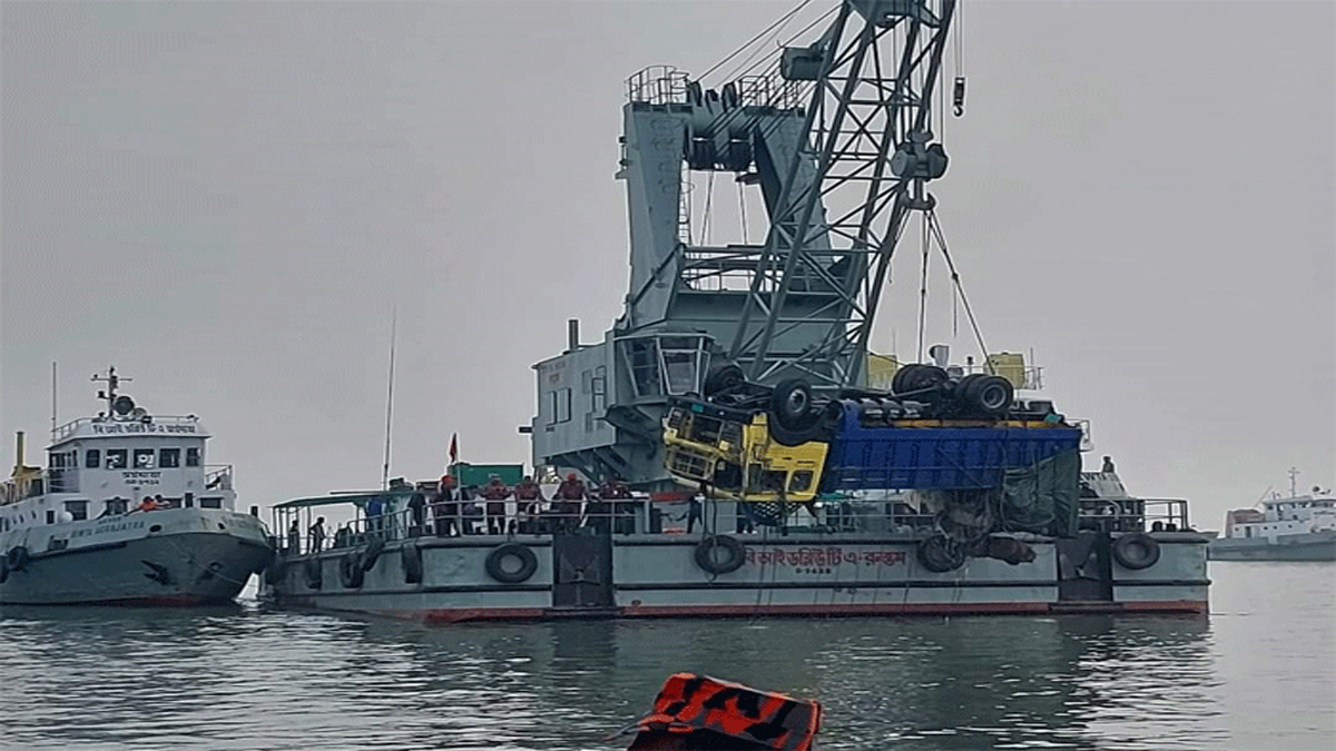 পাটুরিয়ায় চতুর্থ দিনেও চলছে ফেরি উদ্ধার অভিযান, খোঁজ মেলেনি সেকেন্ড ড্রাইভারের