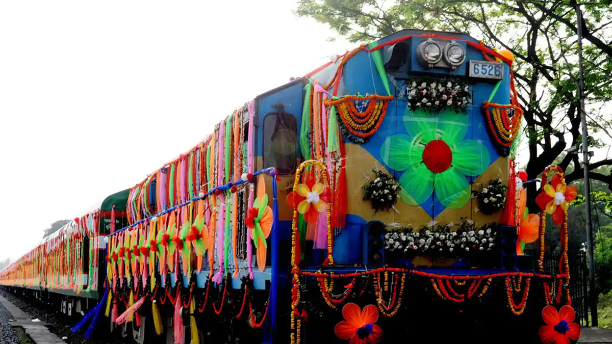 কমলাপুর ছাড়লো ‘পর্যটক এক্সপ্রেস’