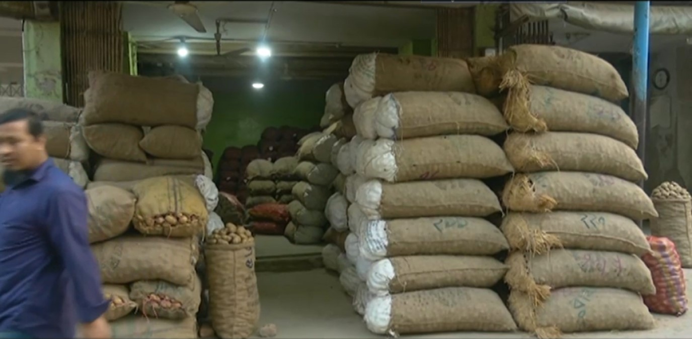 ভরা মৌসুমেও চট্টগ্রামে আলুর বাজারে নৈরাজ্য, অভিযানেও মিলছে না সাফল্য