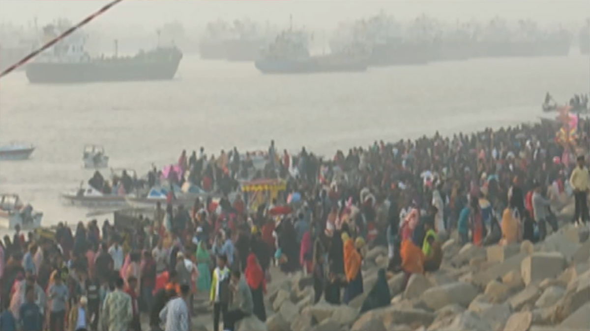 পতেঙ্গা সমুদ্র সৈকতে পর্যটকদের উপচে পড়া ভিড়