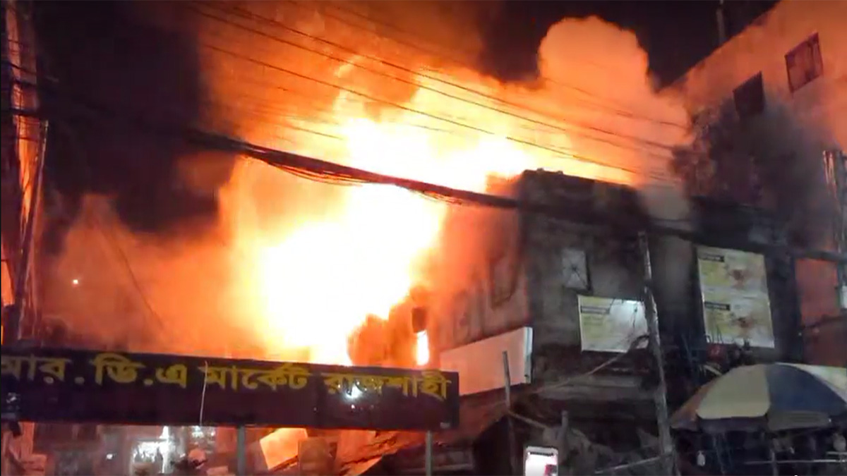 রাজশাহীর আরডিএ মার্কেটে ভয়াবহ আগুন